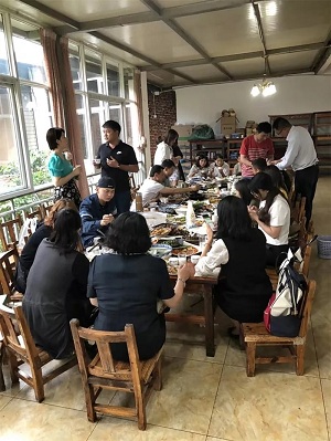 趙同學(xué)的安排下，大家一起進(jìn)行了晚宴